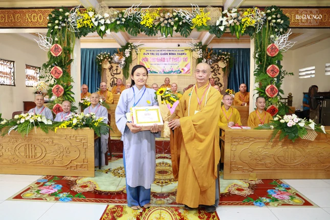 Thượng tọa Thích Tâm Chơn, Trưởng ban Trị sự Phật giáo Q.Bình Thạnh trao giải nhất đến Phật tử Diệu Duyên (Lê Thị Ngà) thuộc đơn vị chùa Diệu Pháp