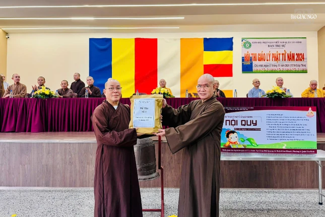 Hòa thượng Thích Tắc Huê trao đề thi đến Thượng tọa Thích Đạt Đức, Trưởng ban Trị sự GHPGVN Q.Tân Bình