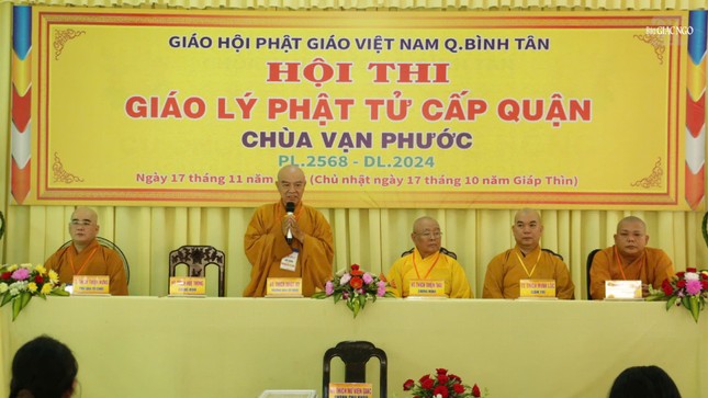 Hòa thượng Thích Nhựt Hỷ, Trưởng ban Hoằng pháp GHPGVN TP.HCM động viên tinh thần các Phật tử dự thi