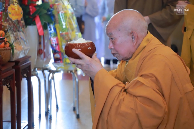 Môn đồ đệ tử dâng phạn thực cúng dường Môn đồ đệ tử dâng phạn thực cúng dường