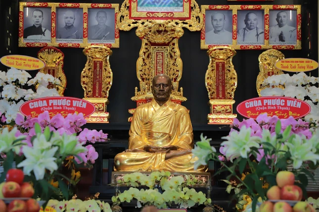 Pháp tướng Trưởng lão Hòa thượng Thích Hành Trụ tại tổ đường chùa Đông Hưng Pháp tướng Trưởng lão Hòa thượng Thích Hành Trụ tại tổ đường chùa Đông Hưng