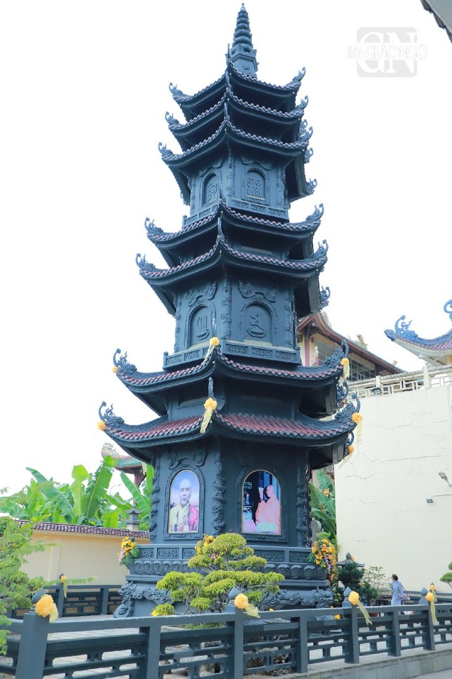 Bảo tháp Trưởng lão Hòa thượng Thích Hành Trụ trong khuôn viên tổ đình Đông Hưng Bảo tháp Trưởng lão Hòa thượng Thích Hành Trụ trong khuôn viên tổ đình Đông Hưng