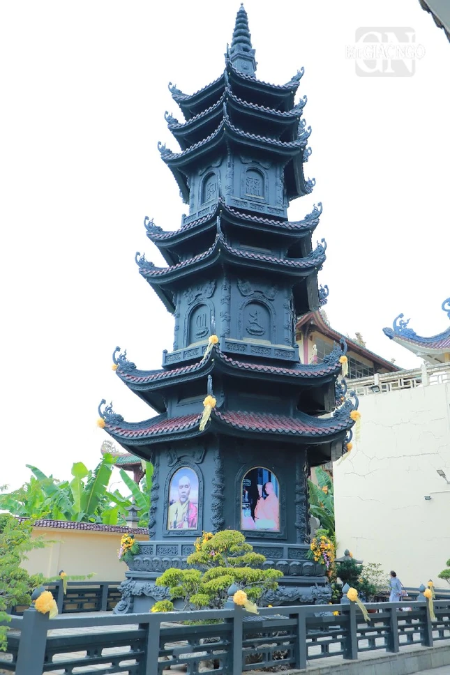 Bảo tháp Trưởng lão Hòa thượng Thích Hành Trụ trong khuôn viên tổ đình Đông Hưng Bảo tháp Trưởng lão Hòa thượng Thích Hành Trụ trong khuôn viên tổ đình Đông Hưng