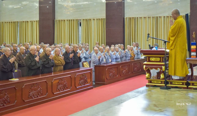 Chư tôn đức niệm Phật cầu gia hộ trước buổi giảng Chư tôn đức niệm Phật cầu gia hộ trước buổi giảng