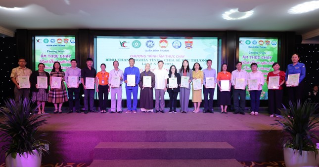 Tặng thư tri ân các đơn vị ủng hộ chương trình