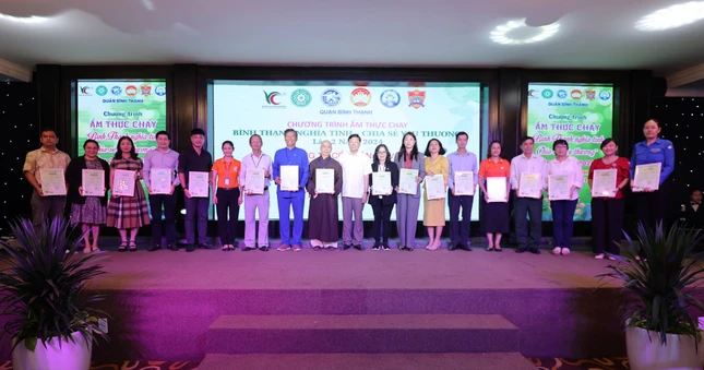 Tặng thư tri ân các đơn vị ủng hộ chương trình