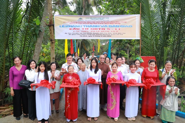 Cắt băng khánh thành cầu Diệu Pháp Bình An 9 tại ấp Tân Thuận, xã Tân Bình, H.Mỏ Cày Bắc, tỉnh Bến Tre Cắt băng khánh thành cầu Diệu Pháp Bình An 9 tại ấp Tân Thuận, xã Tân Bình, H.Mỏ Cày Bắc, tỉnh Bến Tre