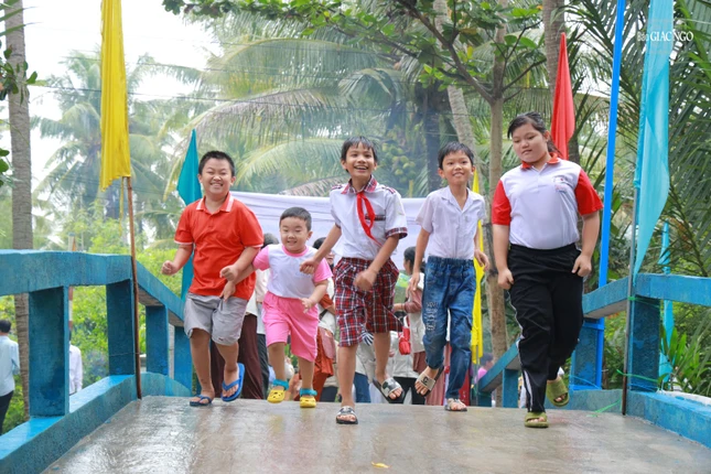 Nhịp cầu nối những bờ vui Nhịp cầu nối những bờ vui