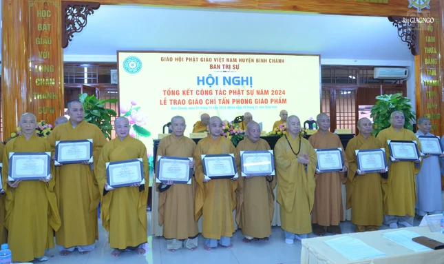 Thượng tọa Thích Quang Thạnh, Phó Trưởng ban Trị sự Phật giáo TP.HCM tặng Bằng công đức đến các tập thể và cá nhân