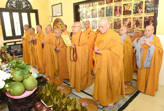 Chư tôn đức dâng hương tưởng niệm cố Hòa thượng Thích Thiện Bình