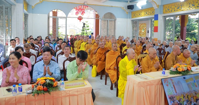 Các đại biểu xem video báo cáo tổng kết hoạt động Phật sự năm 2024 Các đại biểu xem video báo cáo tổng kết hoạt động Phật sự năm 2024