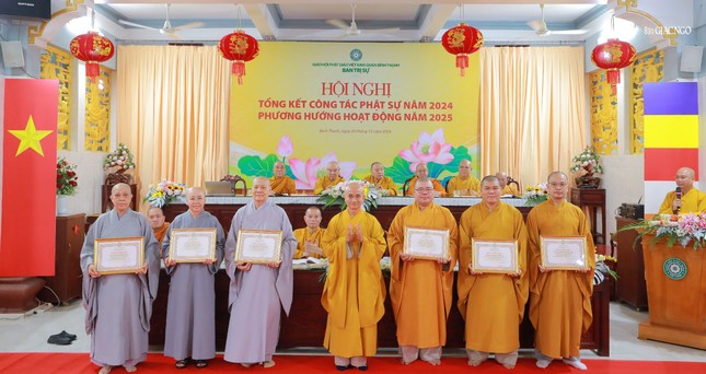 Thượng tọa Thích Thiện Quý, Phó ban kiêm Chánh Thư ký ban Trị sự Phật giáo TP.HCM tặng Bằng công đức đến các tập thể và cá nhân