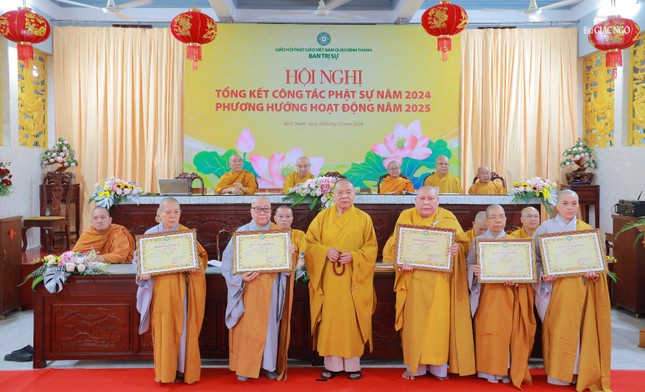 Trưởng lão Hòa thượng Thích Thiện Pháp trao Giáo chỉ tấn phong giáo phẩm