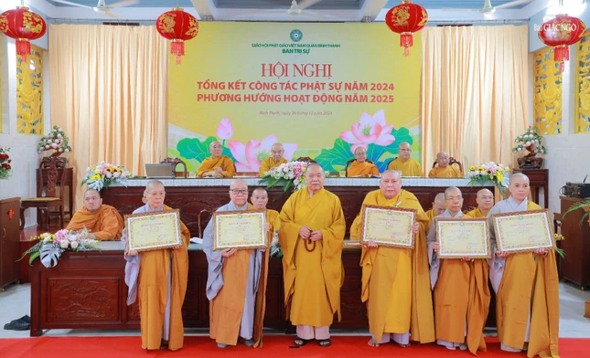 Trưởng lão Hòa thượng Thích Thiện Pháp trao Giáo chỉ tấn phong giáo phẩm Trưởng lão Hòa thượng Thích Thiện Pháp trao Giáo chỉ tấn phong giáo phẩm