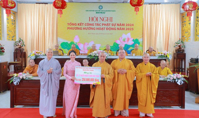 Trao bảng tượng trưng ủng hộ Quỹ Vì người nghèo của quận