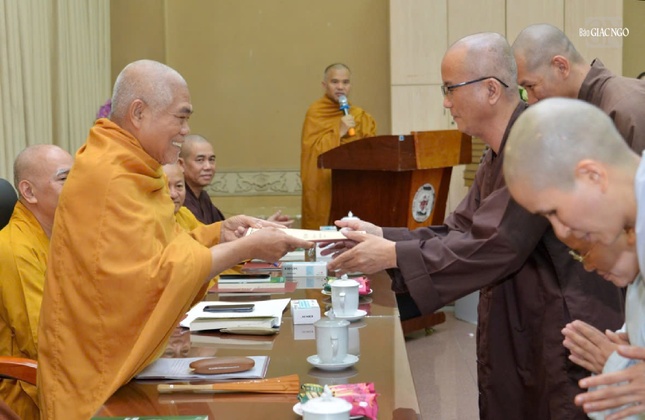 Trao quyết định chuẩn y thành phần nhân sự đến các trung tâm trực thuộc