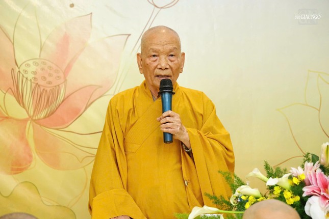 Trưởng lão Hòa thượng Thích Huệ Minh ban đạo từ