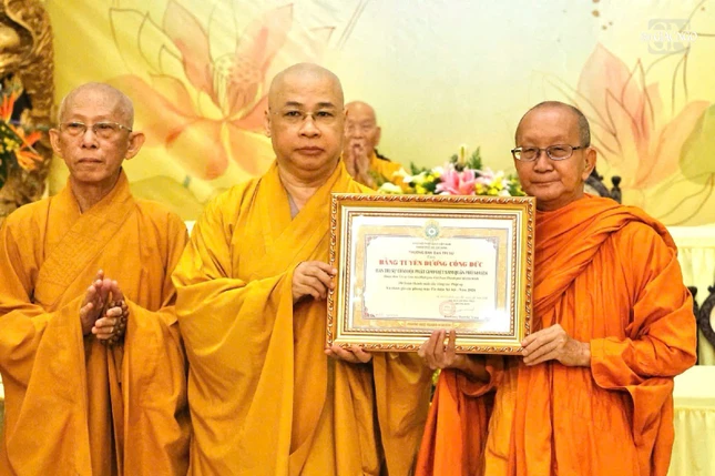 Trao Bằng tuyên dương công đức đến tập thể Ban Trị sự GHPGVN Q.Phú Nhuận Trao Bằng tuyên dương công đức đến tập thể Ban Trị sự GHPGVN Q.Phú Nhuận