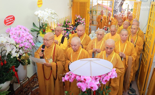 Chư tôn đức dâng hương tưởng niệm