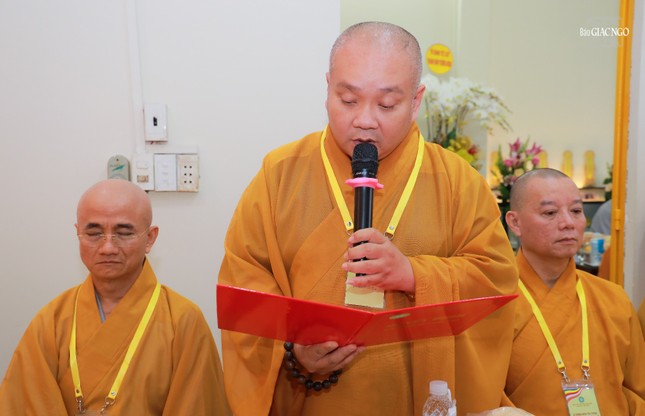 Thượng tọa Thích Trung Nguyện đọc quyết định bổ nhiệm trụ trì Pháp Hoa thiền viện