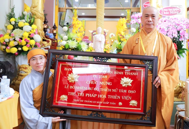 Thượng tọa Thích Tâm Chơn tặng khánh vàng chúc mừng của Ban Trị sự GHPGVN Q.Bình Thạnh