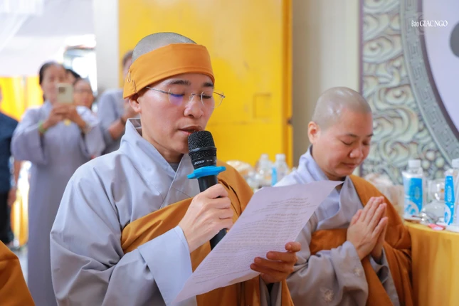 Sư cô Thích nữ Tâm Đạo dâng lời phát nguyện