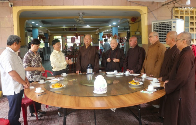 Ông Nguyễn Văn Lượng chúc Tết đến chư tôn đức Ban Trị sự Phật giáo Q.8, tại chùa Long Hoa, ngày 8-1