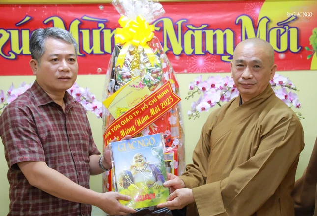 Thượng tọa Thích Tâm Chơn, Trưởng ban Trị sự Phật giáo Q.Bình Thạnh tặng giai phẩm Giác Ngộ Xuân Ất Tỵ đến ông Vũ Huy Long