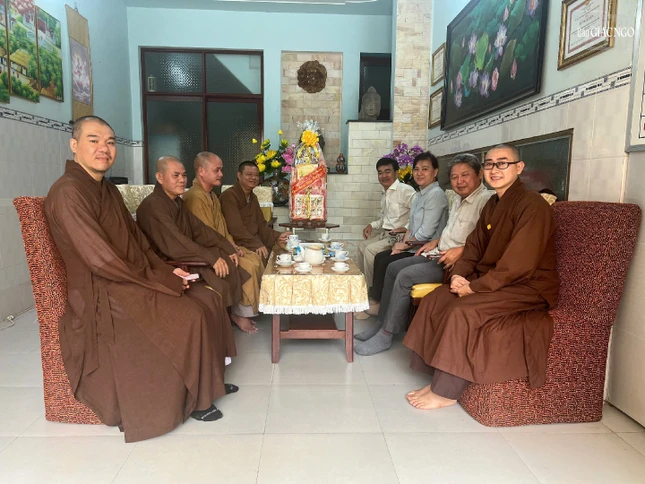 Thượng tọa Thích Minh Thanh, Trưởng ban Trị sự GHPGVN H.Hóc Môn cùng các thành viên tiếp đoàn Ban Tôn giáo TP.HCM đến thăm tại Văn phòng Ban Trị sự - chùa Giác Nguyên, ngày 10-1