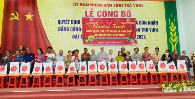 Tặng quà Tết đến người dân khó khăn tại H.Cầu Ngang, tỉnh Trà Vinh Tặng quà Tết đến người dân khó khăn tại H.Cầu Ngang, tỉnh Trà Vinh