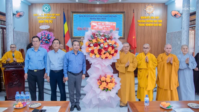 Ông Nguyễn Anh Tuấn, Phó Bí thư Thường trực Huyện ủy H.Hóc Môn tặng hoa chúc mừng