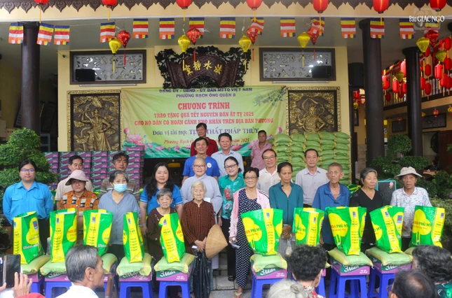 Ni sư Thích nữ An Hiếu chia sẻ quà Tết đến người nghèo Ni sư Thích nữ An Hiếu chia sẻ quà Tết đến người nghèo