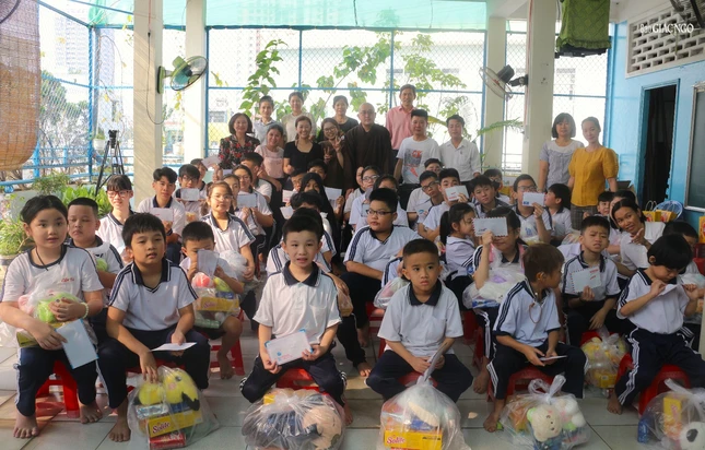 Đại đức Thích Thông Chấn trao quà Tết đến các em và đội ngũ giáo viên, nhân viên tại các trường Đại đức Thích Thông Chấn trao quà Tết đến các em và đội ngũ giáo viên, nhân viên tại các trường