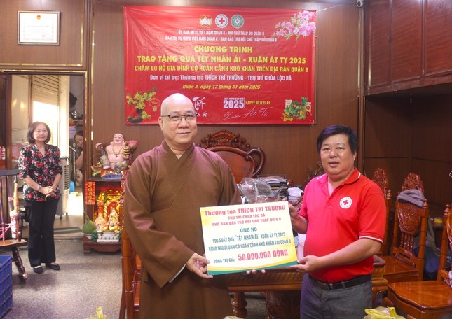Thượng tọa Thích Trí Trường trao bảng ủng hộ 100 phần quà Tết đến người dân nghèo