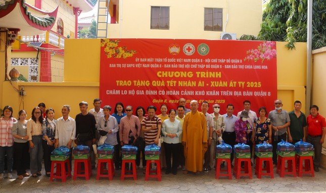 Chùa Long Hoa (Q.8) trao tặng hơn 1.000 phần quà tết đến người khó khăn