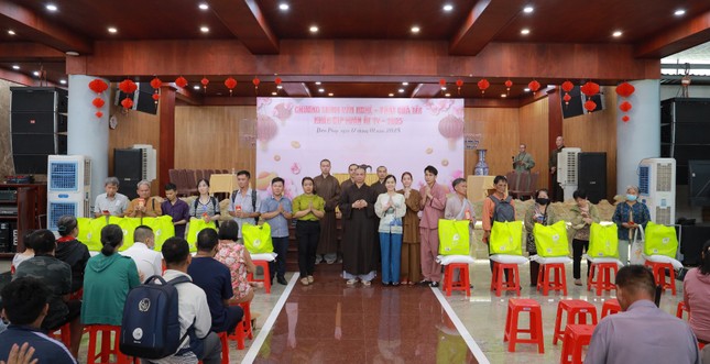 Chùa Diệu Pháp tặng 700 phần quà đến người khiếm thị, khuyết tật tại địa phương