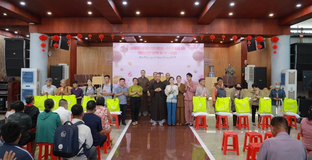 Chùa Diệu Pháp tặng 700 phần quà đến người khiếm thị, khuyết tật tại địa phương