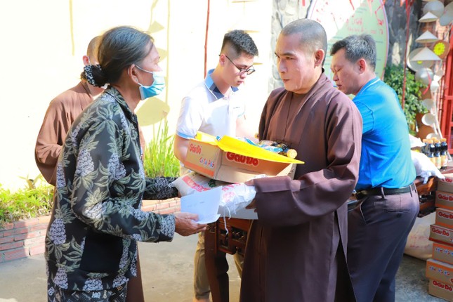 Thượng tọa Thích Chúc Từ tận tay trao quà