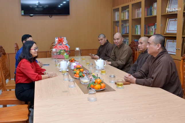 Bà Quách Thị Liên Hai, Phó Chánh Văn phòng Ban Dân vận Thành ủy TP.HCM tiếp đoàn Bà Quách Thị Liên Hai, Phó Chánh Văn phòng Ban Dân vận Thành ủy TP.HCM tiếp đoàn