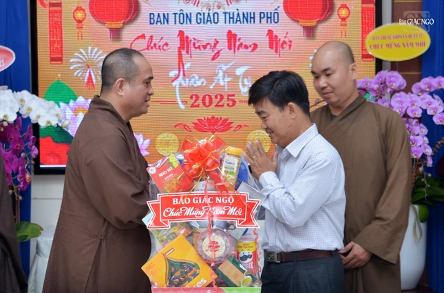 Buổi gặp mặt trong không khí thân tình tại trụ sở Ban Tôn giáo Thành phố Buổi gặp mặt trong không khí thân tình tại trụ sở Ban Tôn giáo Thành phố