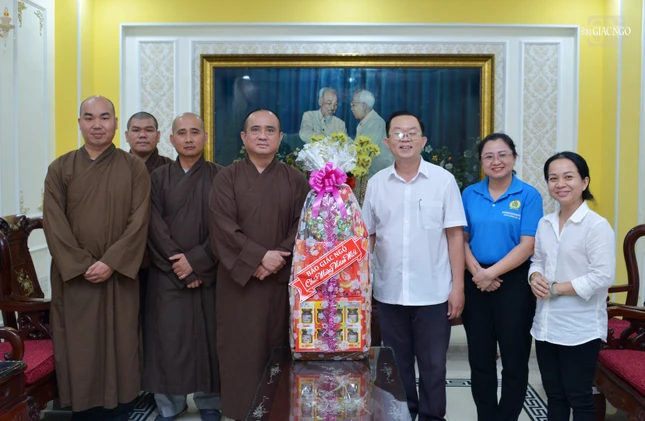 Báo Giác Ngộ tặng quà Tết đến Ủy ban MTTQVN TP.HCM Báo Giác Ngộ tặng quà Tết đến Ủy ban MTTQVN TP.HCM