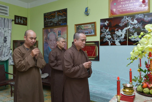 Thắp hương tưởng niệm cố cư sĩ Tâm Bửu Tống Hồ Cầm Thắp hương tưởng niệm cố cư sĩ Tâm Bửu Tống Hồ Cầm