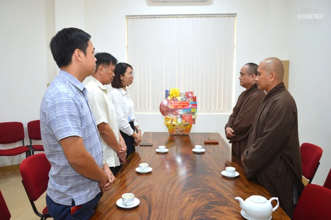 Phái đoàn Phòng An ninh nội địa - Công an TP.HCM thăm Báo Giác Ngộ