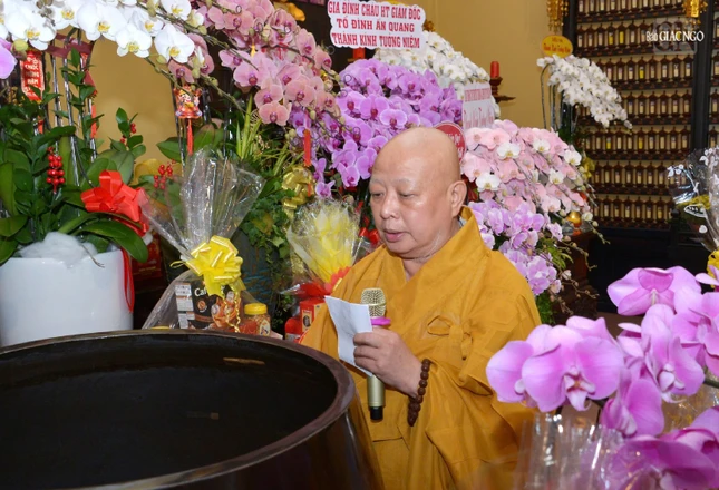 Hòa thượng Thích Lệ Trang xướng lễ cùng đại chúng đồng thanh trì tụng Tâm kinh Bát-nhã, Tứ hoằng thệ nguyện