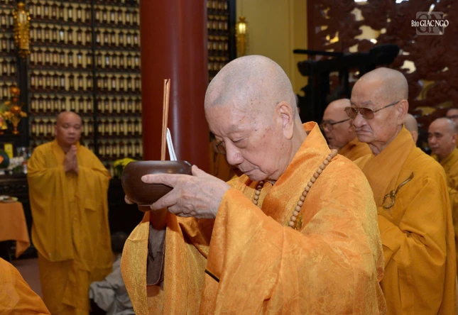 Đại lão Hòa thượng Pháp chủ GHPGVN dâng phạn thực cúng dường