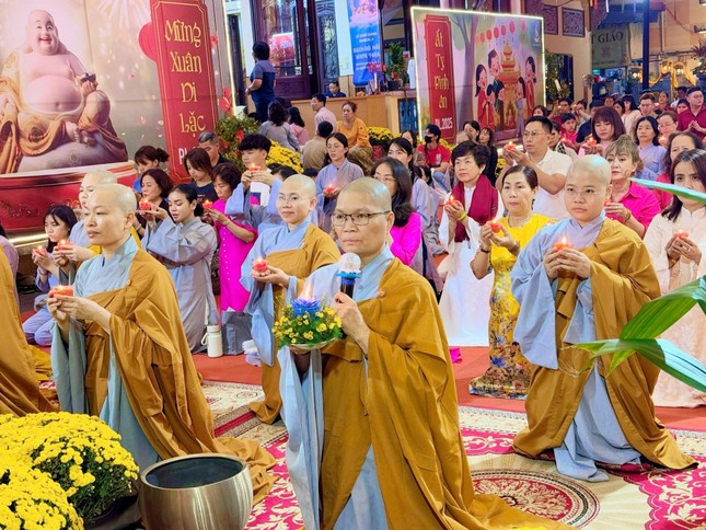 Ni sư Thích nữ Huệ Đức cùng chư Ni, Phật tử Quan Âm tu viện thắp nến cầu nguyện ngày đầu năm Ni sư Thích nữ Huệ Đức cùng chư Ni, Phật tử Quan Âm tu viện thắp nến cầu nguyện ngày đầu năm