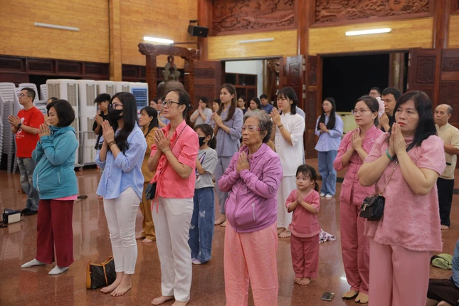 Người dân đến chùa Diệu Pháp (Q.Bình Thạnh) lễ Phật