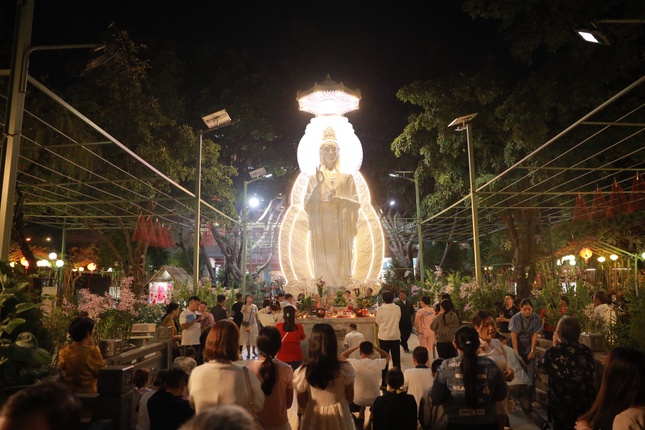 Đi chùa những ngày đầu năm là nét đẹp truyền thống của dân tộc Đi chùa những ngày đầu năm là nét đẹp truyền thống của dân tộc