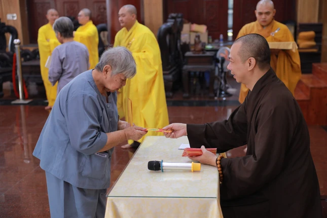 Đại đức Thích Nguyên Pháp, trụ trì chùa Diệu Pháp trao lộc đầu xuân đến Phật tử