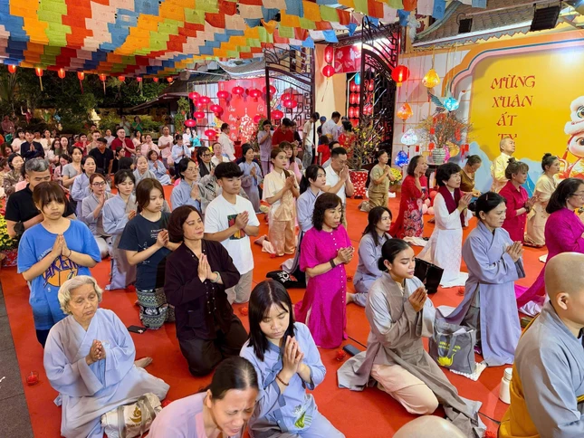 Cầu nguyện một năm mới sức khỏe, bình an